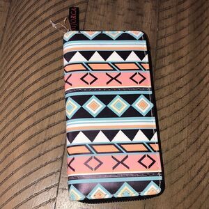 NWT Vegan Southwest Look 👀 Zip Wallet. Zip and card compartments. Secure!